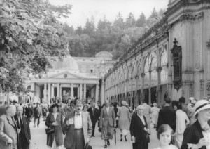 Promenade in Marienbad. Photographie. Tschechien. Um 1930